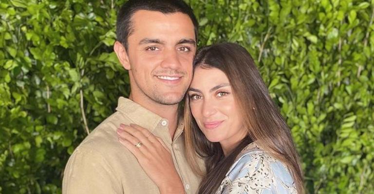 Mariana Uhlmann arranca suspiros dos fãs ao posar agarradinha com o marido, Felipe Simas