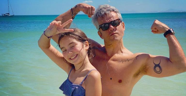 Otaviano Costa posa ao lado da filha durante banho de cachoeira e se derrete: ”My baby”