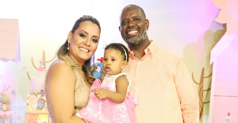 Péricles e sua esposa celebram primeiro aniversário de Maria Helena com festinha intimista