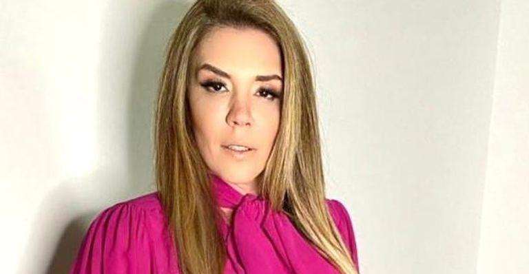 Simony posa de biquíni em barco de luxo com o namorado e corpão rouba a cena: ”Que perna é essa?”