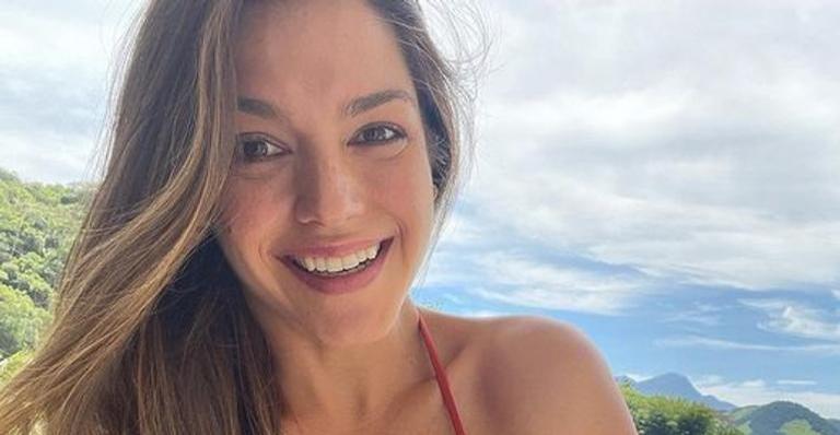Thais Fersoza posa de biquíni estampado e faz reflexão: ”Fiquem felizes em ver alegria dos outros”