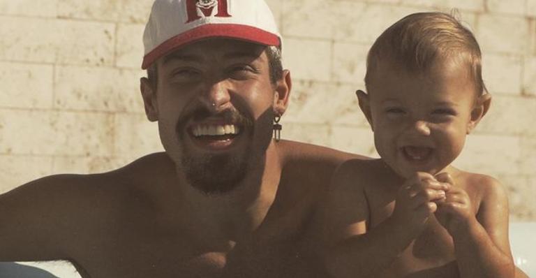 Vinicius Martinez posa com o filho em frente a Torre Eiffel e se derrete: ”Eu amo ser Pai”