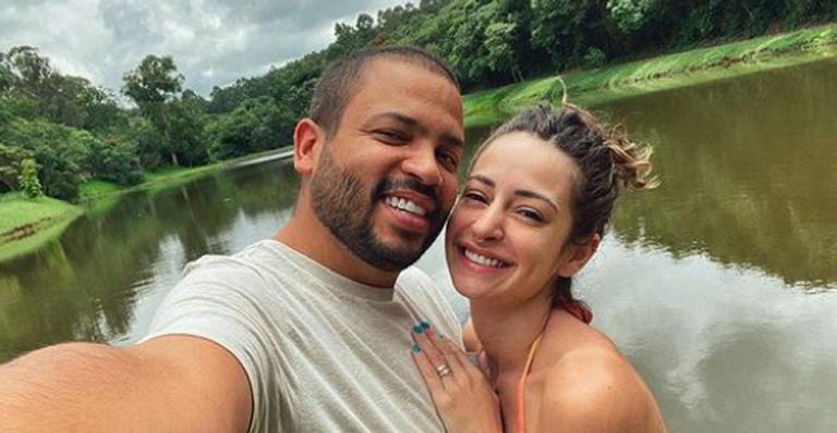 Após polêmicas no BBB21, mulher de Projota se manifesta: ”Repudio as atitudes da Karol”