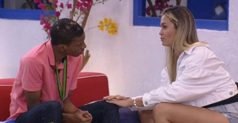BBB21: Em conversa com Lucas Penteado, Sarah chora e diz: ”Eu não podia dar as costas para você”