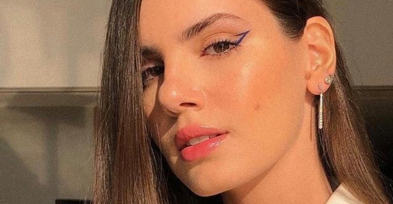 Camila Queiroz emana boas energias ao posar para lindo registro: ”Gratidão”