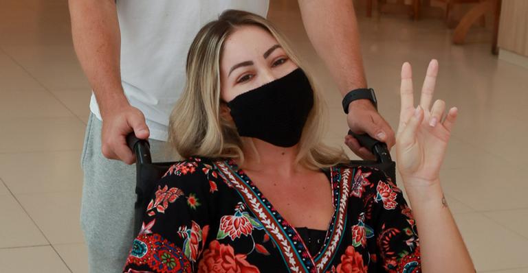 Carol Narizinho é flagrada deixando hospital após cirurgia plástica