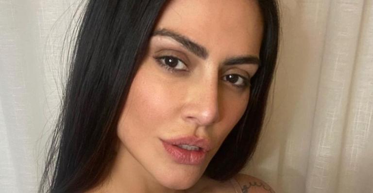 Cleo parabeniza o namorado gato com série de cliques no maior clima de romance