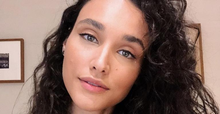 Tá rolando! Débora Nascimento é flagrada curtindo dia de praia com Marlon Teixera na Bahia