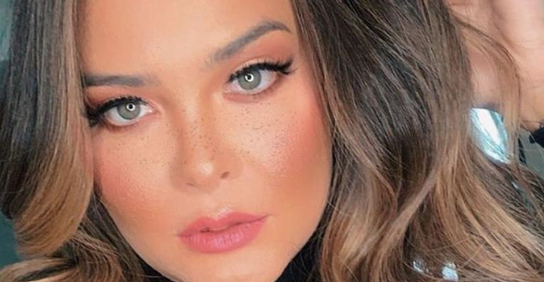 Geisy Arruda cobre só o necessário com maiô recortado cavadíssimo e web pira: ”Oitava maravilha”