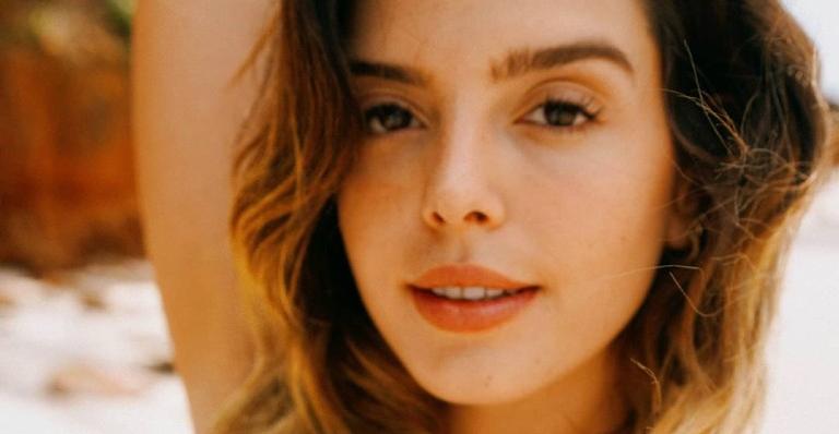Giovanna Lancellotti publica sequência de fotos na praia e dispara: ”Conexão”
