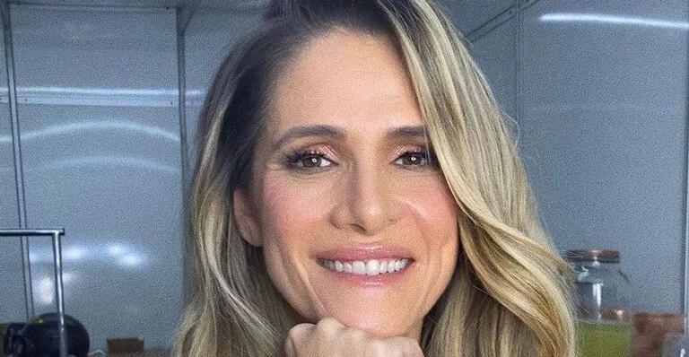 De maiô, Ingrid Guimarães posa plena e supera paisagem: ”Linda”