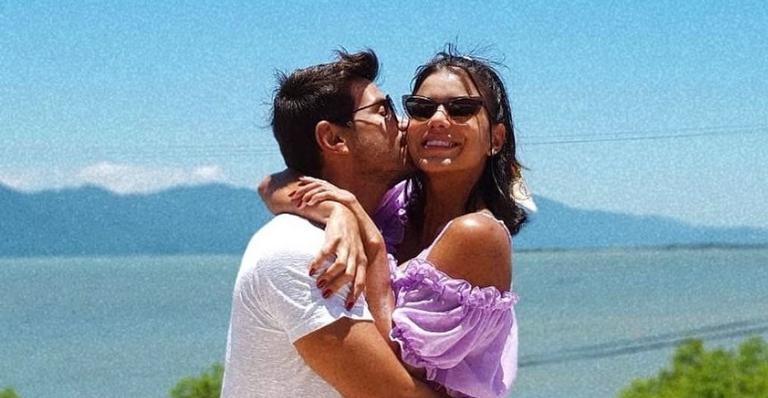 Jakelyne Oliveira celebra um mês de namoro com Mariano e brinca: ”4 de ‘casados”’