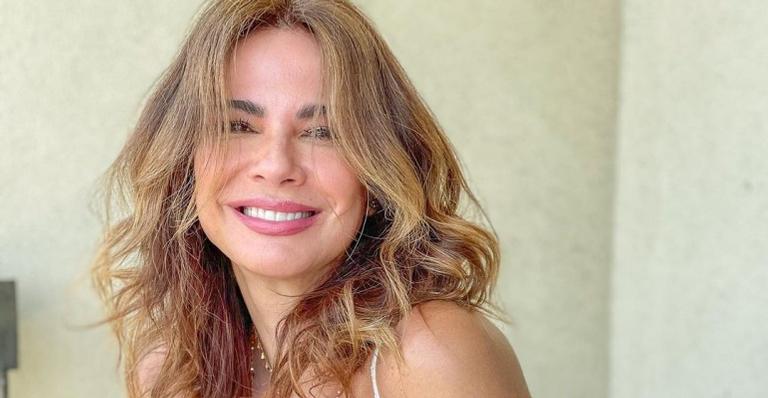 Luciana Gimenez curte passeio romântico de barco com o namorado