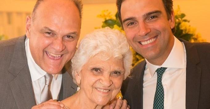 Mãe de Tadeu Schmidt é vacinada e o jornalista comemora nas redes sociais