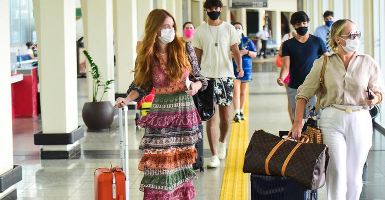 Com a mãe, Marina Ruy Barbosa esbanja estilo em aeroporto