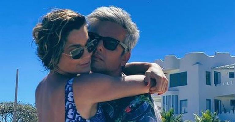 Otaviano Costa posa coladinho com Flávia Alessandra em caverna natural e arranca elogios