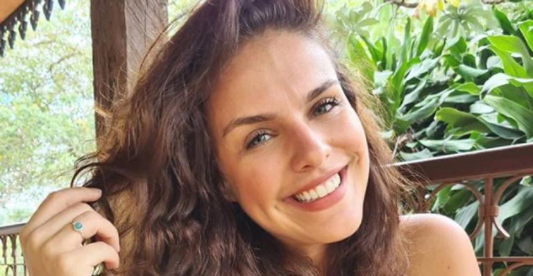 Paloma Bernardi clareia os fios e exibe novo visual