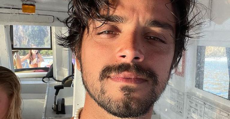 Rodrigo Simas publica clique deslumbrante mergulhando no mar e recebe elogios de fãs: ”Que peixão”