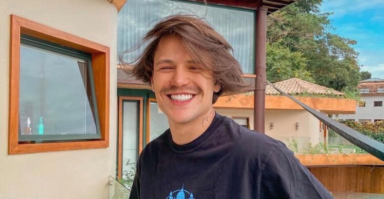 Saulo Poncio se derrete ao compartilhar registro do filho recém-nascido: ”Vida”