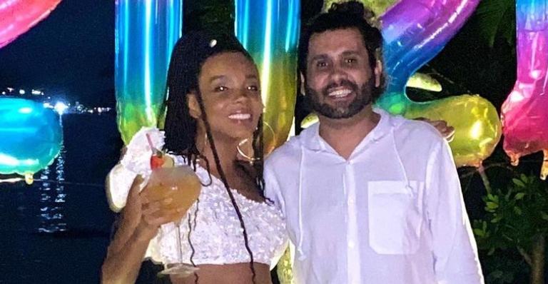 Thelma Assis e o marido, Denis Santos, comemoram 12 anos juntos: ”Obrigada por existir”