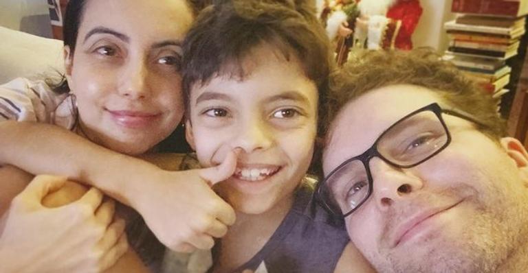 Thiago Fragoso presta homenagem de aniversário para a esposa e o filho: ”Amo vocês”