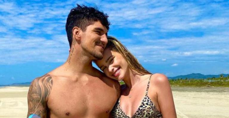 Yasmin Brunet empina o bumbum em clique romântico com Gabriel Medina