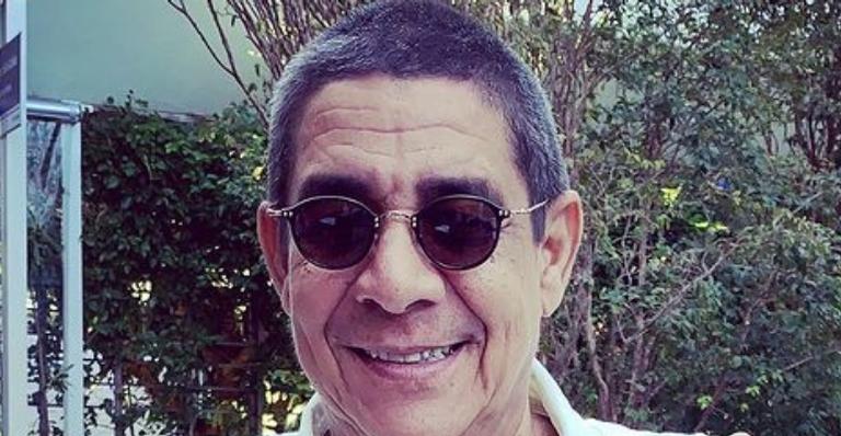 Zeca Pagodinho diverte os fãs ao surgir fantasiado ao lado do neto: ”Vovô Naruto”
