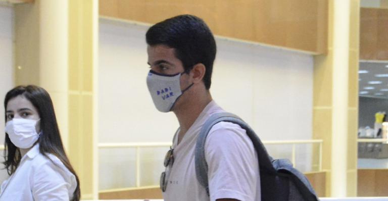 Após ser visto beijando Bruna Marquezine, Enzo Celulari é flagrado no aeroporto do Rio