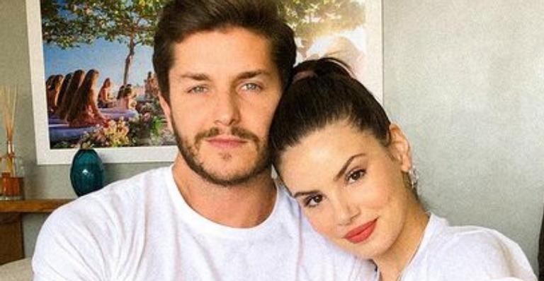 Camila Queiroz posta fotos de look combinando com Klebber Toledo: ”O amor e suas cafonices”