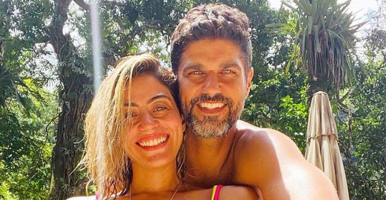 Carol Castro protagoniza momento romântico com namorado, Bruno Cabrerizo, e fãs se derretem