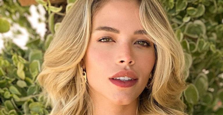 Carol Dias posa com vestido recortado e exibe shape impecável 3 meses após o parto: ”Espetáculo!”