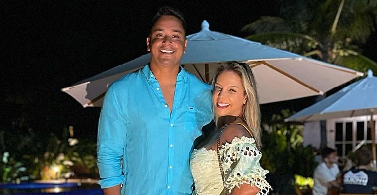 Xanddy posta clique romântico com Carla Perez e se declara: ”Te amo”