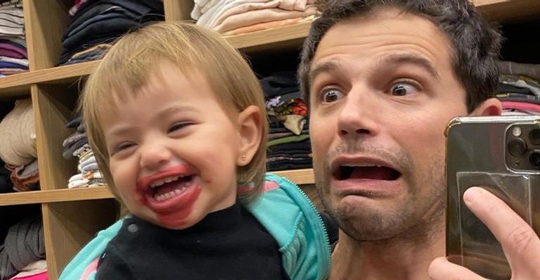 Duda Nagle publica selfie divertida com a filha, Zoe, e encanta: ”Paizão”