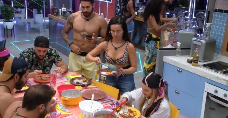 BBB21: Juliette desabafa durante almoço: ”Quando é que vai acabar esse círculo de horrores”