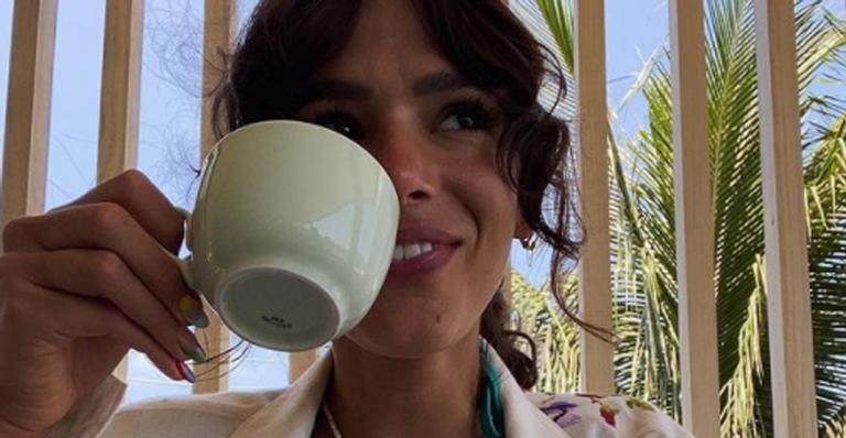 Em Noronha, Bruna Marquezine mostra álbum de viagem e impressiona com barriga chapada