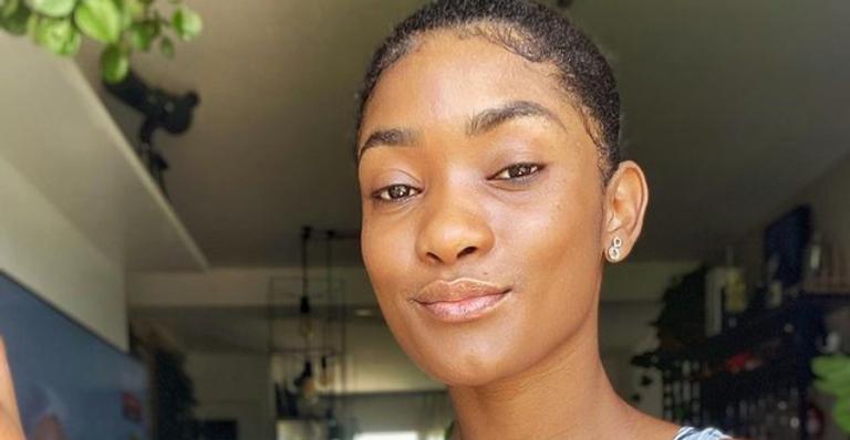 Erika Januza publica vídeo encantador cuidando dos cabelos da mãe: ”A vida é um belo ciclo”