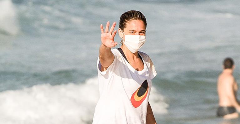 Fernanda Gentil é flagrada treinando na praia da Barra