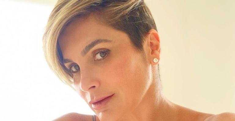 Aos 46 anos, Flávia Alessandra empina o bumbum com maiô cavado e rouba a cena com corpaço
