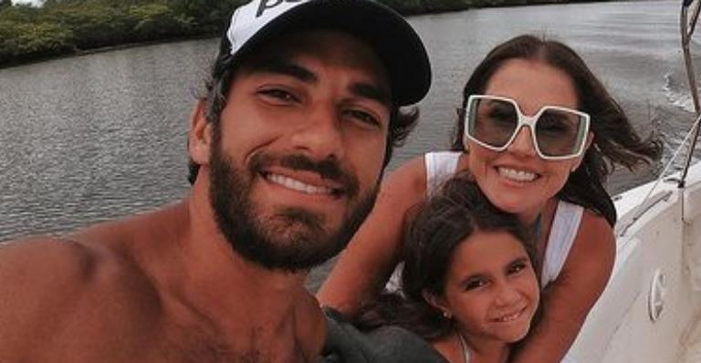 Hugo Moura exibe momento de diversão em família durante viagem