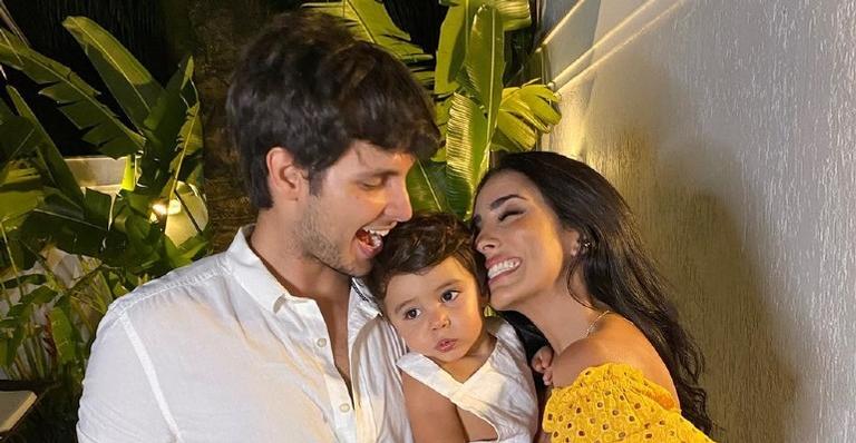 Jade Seba posta foto inédita com Bruno Guedes e Zion em seu casamento: ”Me sinto completa”