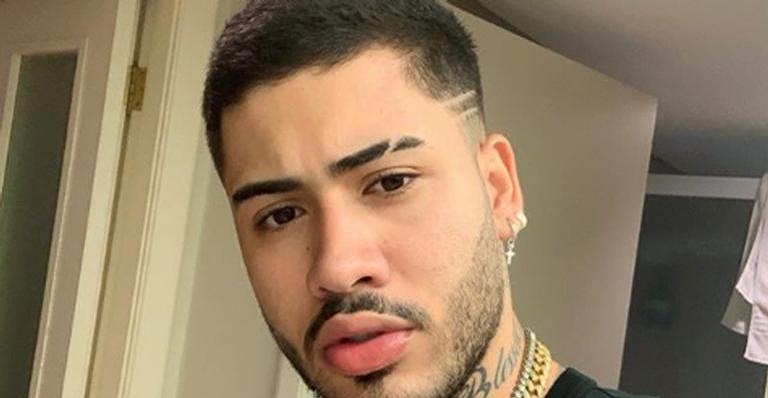 Kevinho surge sorridente exibindo suas tatuagens e encanta web: ”Gato”