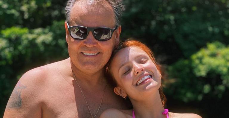 Larissa Manoela parabeniza o pai com bela homenagem na web: ”Melhor companheiro!”