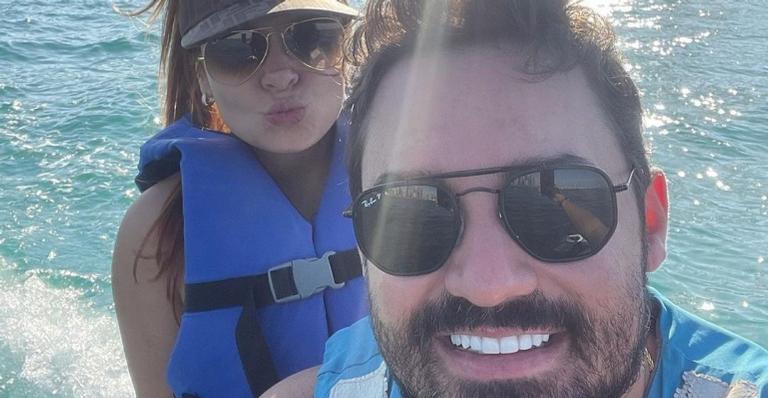 Maiara se diverte em passeio de buggy pelo deserto com Fernando Zor