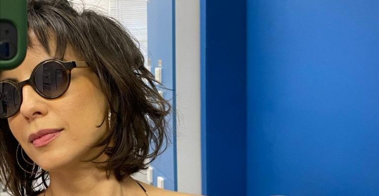 No camarim, Andréia Horta surge de roupão tomando café: ”Trabalhando e falando do Brasil”