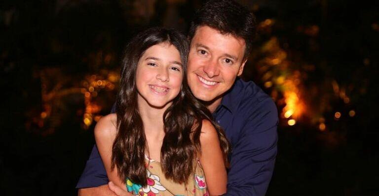 Com a filha, Rodrigo Faro faz aula de dança e diverte: ”Noite normal em casa”