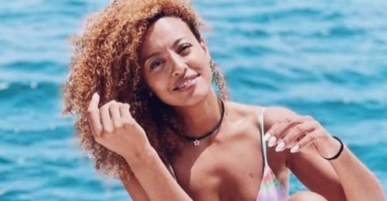 Sheron Menezzes exibe boa forma ao posar de biquíni em Fernando de Noronha