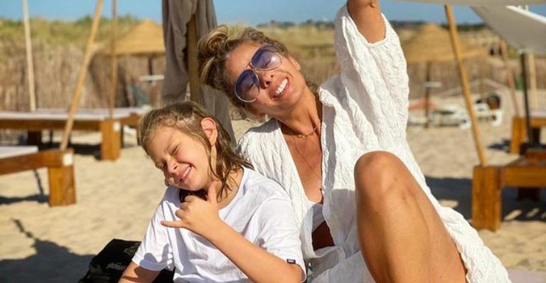Adriane Galisteu se derrete ao posar coladinha com o filho, Vittorio: ”Amor que não se mede!”