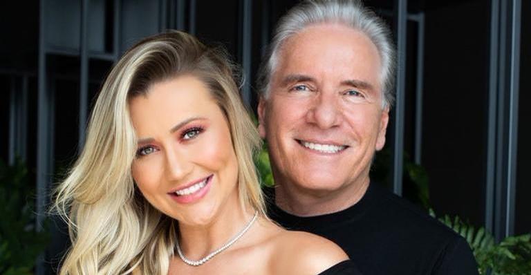 Ana Paula Siebert compartilha clique agarradinha com o marido, Roberto Justus: ”Nós”