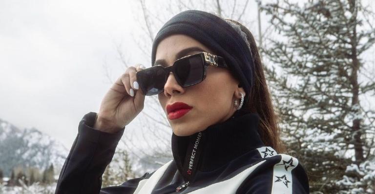 Em clima de TBT, Anitta relembra vídeo esquiando de biquíni e impressiona a web mais uma vez