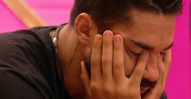 BBB 21: Após noite intensa com Karol Conká, Arcrebiano acorda bastante abalado e chega a chorar